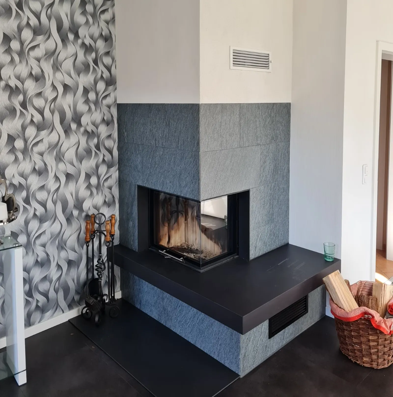 Kamin vor Ornamenttapete
