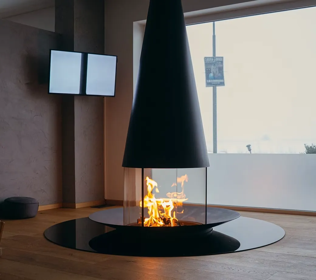 Freihängender Focus-Kamin in der Ausstellung