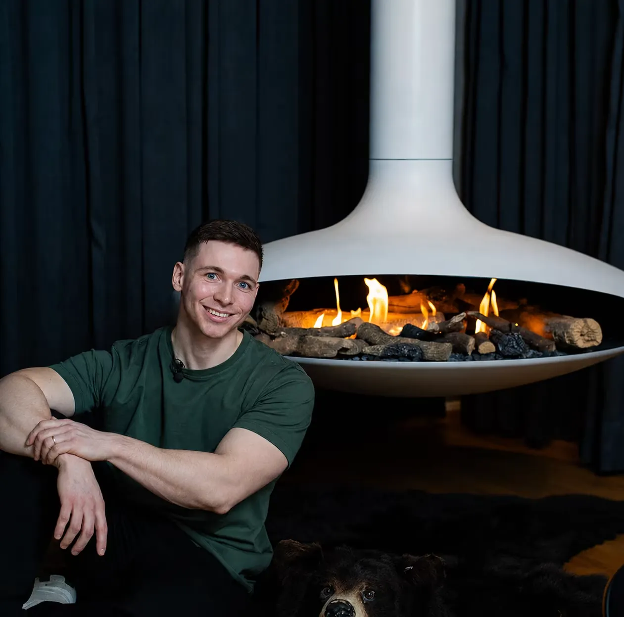 Monteur von Kerstens Kamine vor einem Focus-Kamin